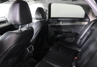 Подержанный автомобиль Kia K5 2021 года (8 фото)