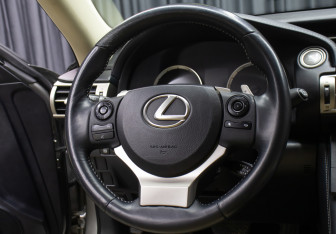 Подержанный автомобиль Lexus IS Sedan 2013 года (16 фото)