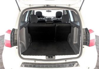 Подержанный автомобиль Nissan Terrano 2014 года (10 фото)