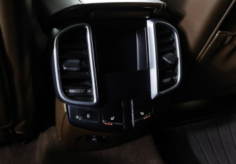 Подержанный автомобиль Porsche Cayenne 2015 года (19 фото)