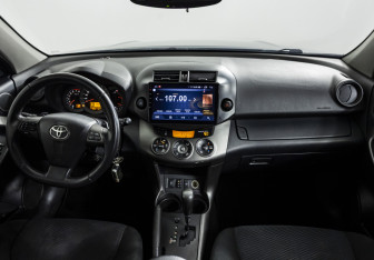 Подержанный автомобиль Toyota RAV4 2011 года (12 фото)