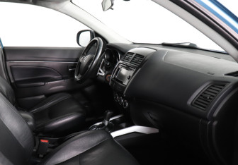 Подержанный автомобиль Mitsubishi ASX 2014 года (10 фото)