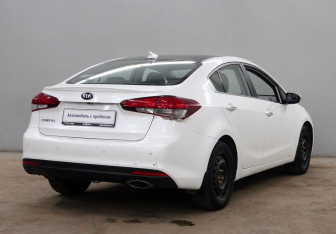 Подержанный автомобиль Kia Cerato Sedan 2018 года (8 фото)
