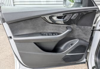 Подержанный автомобиль Audi Q8 2019 года (19 фото)