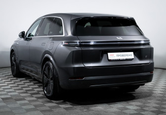 Подержанный автомобиль LiXiang L7 2024 года (7 фото)