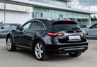 Подержанный автомобиль Infiniti QX70 2017 года (7 фото)