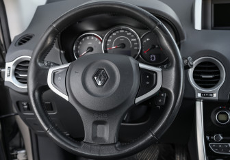 Подержанный автомобиль Renault Koleos 2012 года (18 фото)