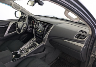 Подержанный автомобиль Mitsubishi Pajero Sport 2018 года (11 фото)