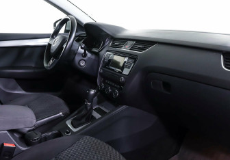 Подержанный автомобиль Skoda Octavia Liftback 2015 года (8 фото)