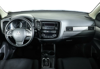 Подержанный автомобиль Mitsubishi Outlander 2013 года (12 фото)