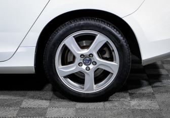 Подержанный автомобиль Volvo S60 2012 года (15 фото)