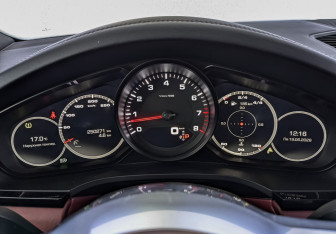 Подержанный автомобиль Porsche Cayenne 2018 года (16 фото)