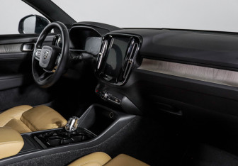 Подержанный автомобиль Volvo XC40 2019 года (9 фото)