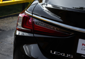 Подержанный автомобиль Lexus ES 2019 года (15 фото)