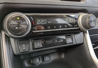 Подержанный автомобиль Toyota RAV4 2021 года (20 фото)