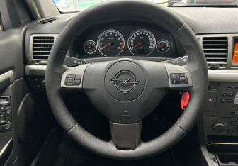 Подержанный автомобиль Opel Vectra Sedan 2006 года (14 фото)