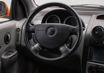 Подержанный автомобиль Chevrolet Aveo Hatchback 2004 года (15 фото)