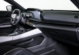 Подержанный автомобиль Changan UNI-V 2023 года (11 фото)