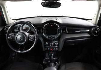 Подержанный автомобиль MINI Hatch 2019 года (23 фото)