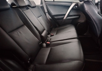 Подержанный автомобиль Toyota RAV4 2017 года (18 фото)