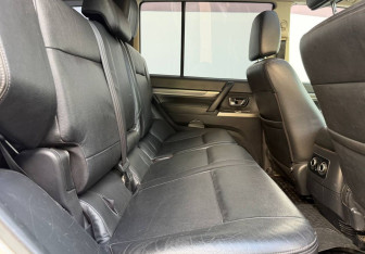 Подержанный автомобиль Mitsubishi Pajero 2014 года (11 фото)