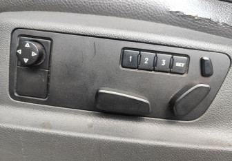 Подержанный автомобиль Volkswagen Touareg 2005 года (13 фото)