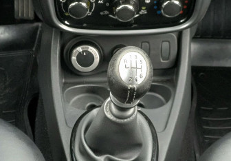 Подержанный автомобиль Renault Duster 2012 года (14 фото)