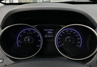Подержанный автомобиль Hyundai ix35 2012 года (24 фото)