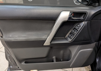 Подержанный автомобиль Toyota Land Cruiser Prado 2011 года (19 фото)