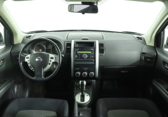 Подержанный автомобиль Nissan X-Trail 2010 года (12 фото)