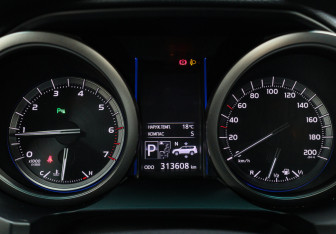Подержанный автомобиль Toyota Land Cruiser Prado 2013 года (19 фото)