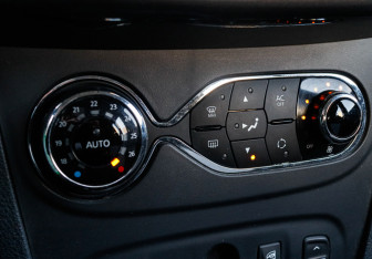 Подержанный автомобиль Renault Sandero 2015 года (12 фото)