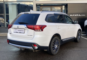 Подержанный автомобиль Mitsubishi Outlander 2018 года (5 фото)