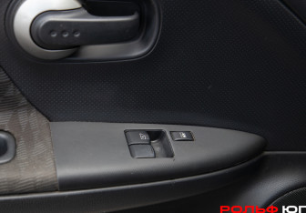 Подержанный автомобиль Nissan Note 2007 года (16 фото)