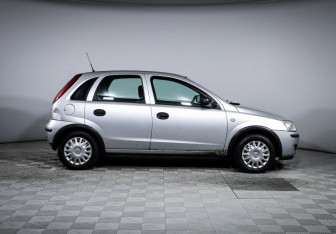 Подержанный автомобиль Opel Corsa 2004 года (4 фото)