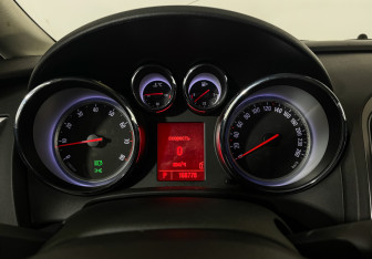 Подержанный автомобиль Opel Astra Hatchback 2010 года (11 фото)