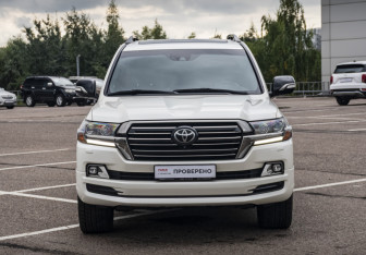 Подержанный автомобиль Toyota Land Cruiser Suv 2017 года (3 фото)