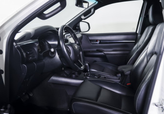 Подержанный автомобиль Toyota Hilux 2020 года (12 фото)