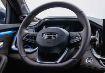Подержанный автомобиль Geely Monjaro 2026 года (15 фото)