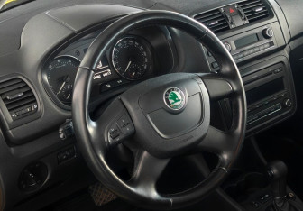 Подержанный автомобиль Skoda Fabia Hatchback 2010 года (12 фото)