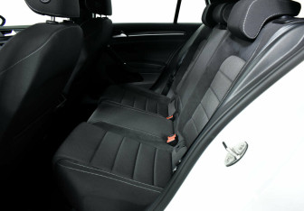 Подержанный автомобиль Volkswagen Golf R Hatchback 2019 года (10 фото)