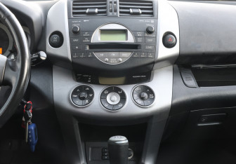 Подержанный автомобиль Toyota RAV4 2006 года (15 фото)