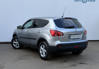 Подержанный автомобиль Nissan Qashqai 2009 года (7 фото)