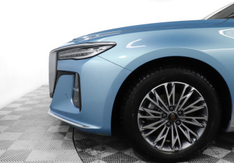 Подержанный автомобиль Hongqi H5 2024 года (19 фото)