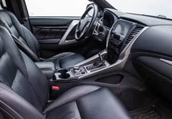 Подержанный автомобиль Mitsubishi Pajero Sport 2018 года (9 фото)