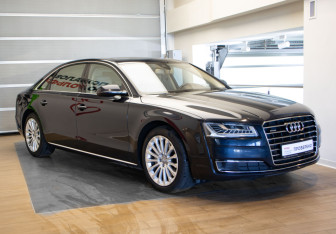 Подержанный автомобиль Audi A8 2016 года (3 фото)