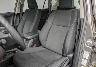 Подержанный автомобиль Toyota RAV4 2016 года (20 фото)