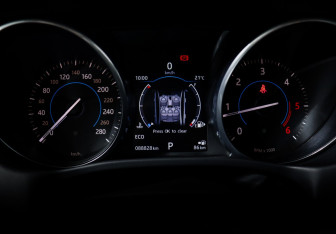 Подержанный автомобиль Jaguar XE 2016 года (11 фото)