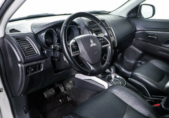 Подержанный автомобиль Mitsubishi ASX 2013 года (11 фото)