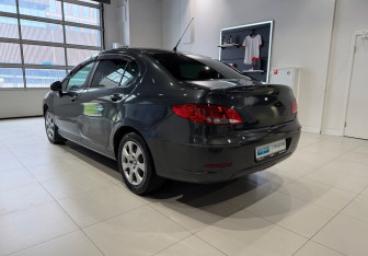 Подержанный автомобиль Peugeot 408 2013 года (6 фото)